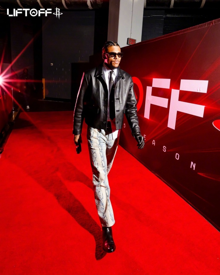 100亿身家“足坛首富”,投了最火AI独角兽